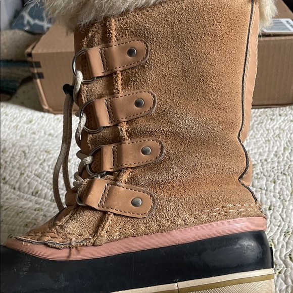 Sorel Tan and Black Kids Boots - Picture 11 of 15